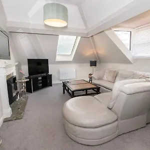 Sandmartin - Floor 3-bed Sea Views & Parking Apartment
